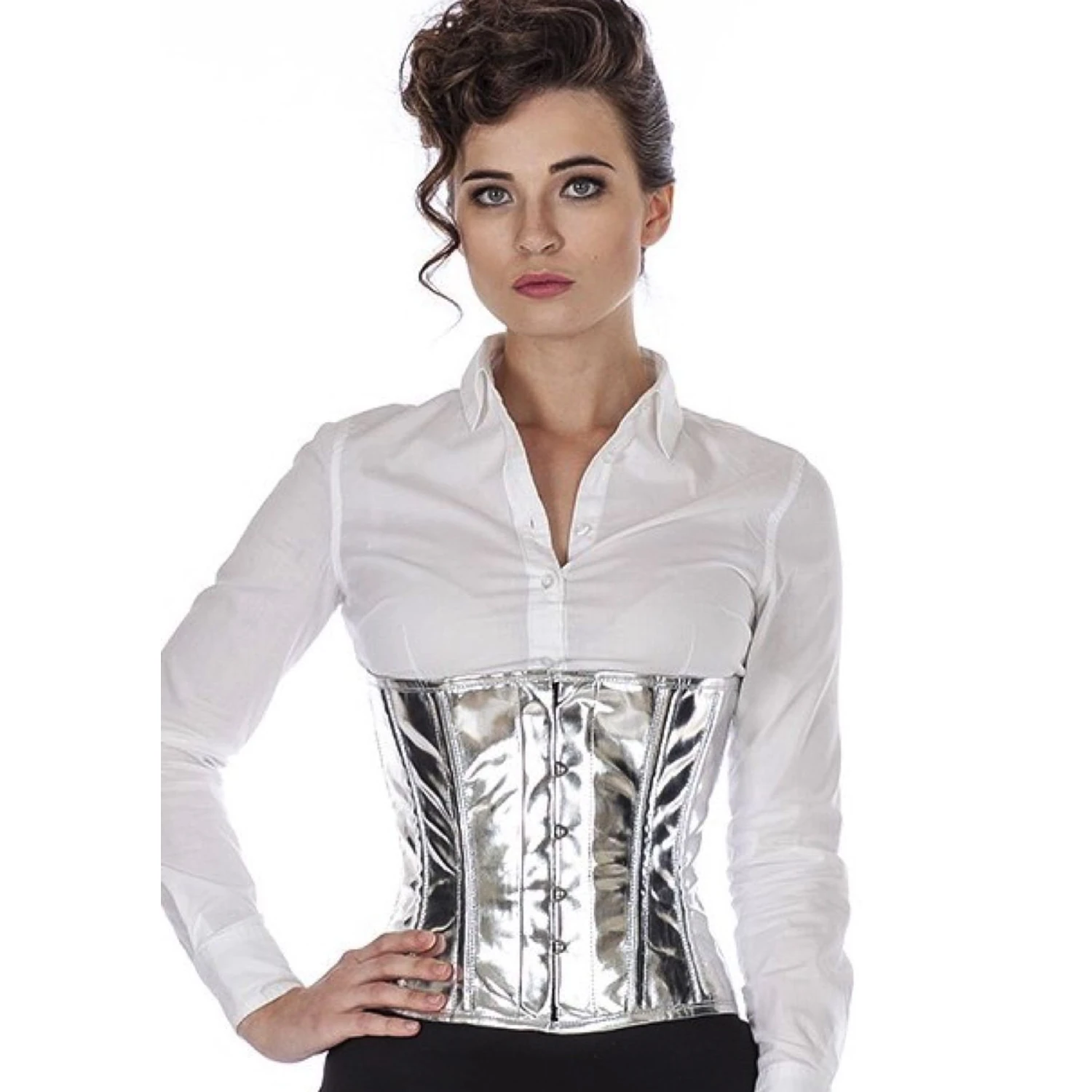 Korsett Taillen Lack Silber Glitter pwG4 Modell trägt ein kurzes Lack-Taillenkorsett in silber glitter mit Innenfutter aus Baumwolle
