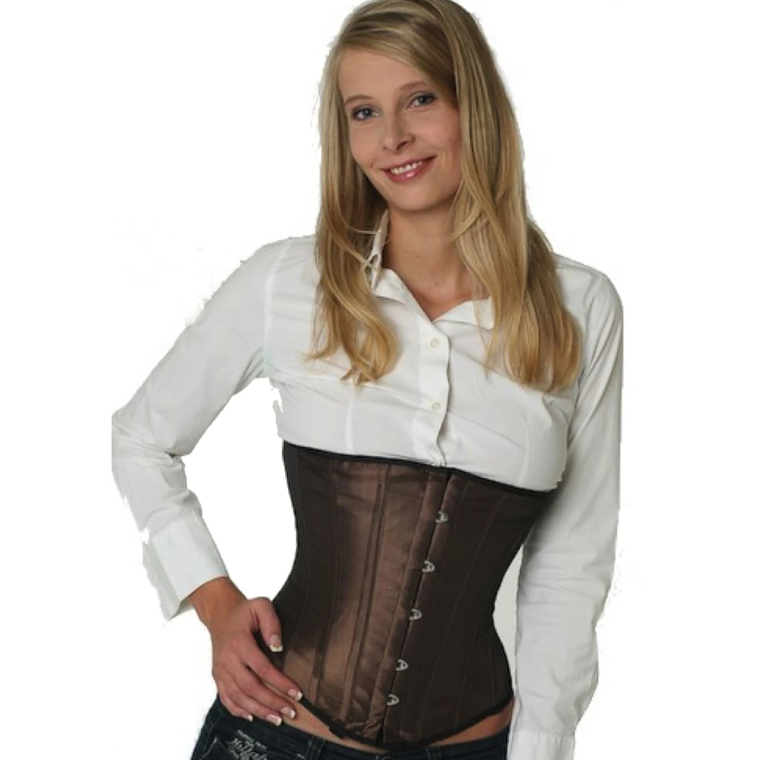 Modell trägt ein elegantes Satin-Unterbrustkorsett in teebraun mit Innenfutter aus Baumwolle