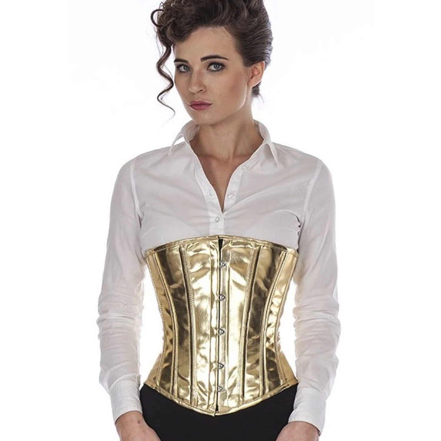 Modell trägt ein klassisches Lack-Unterbrustkorsett in gold glitter mit Innenfutter aus Baumwolle