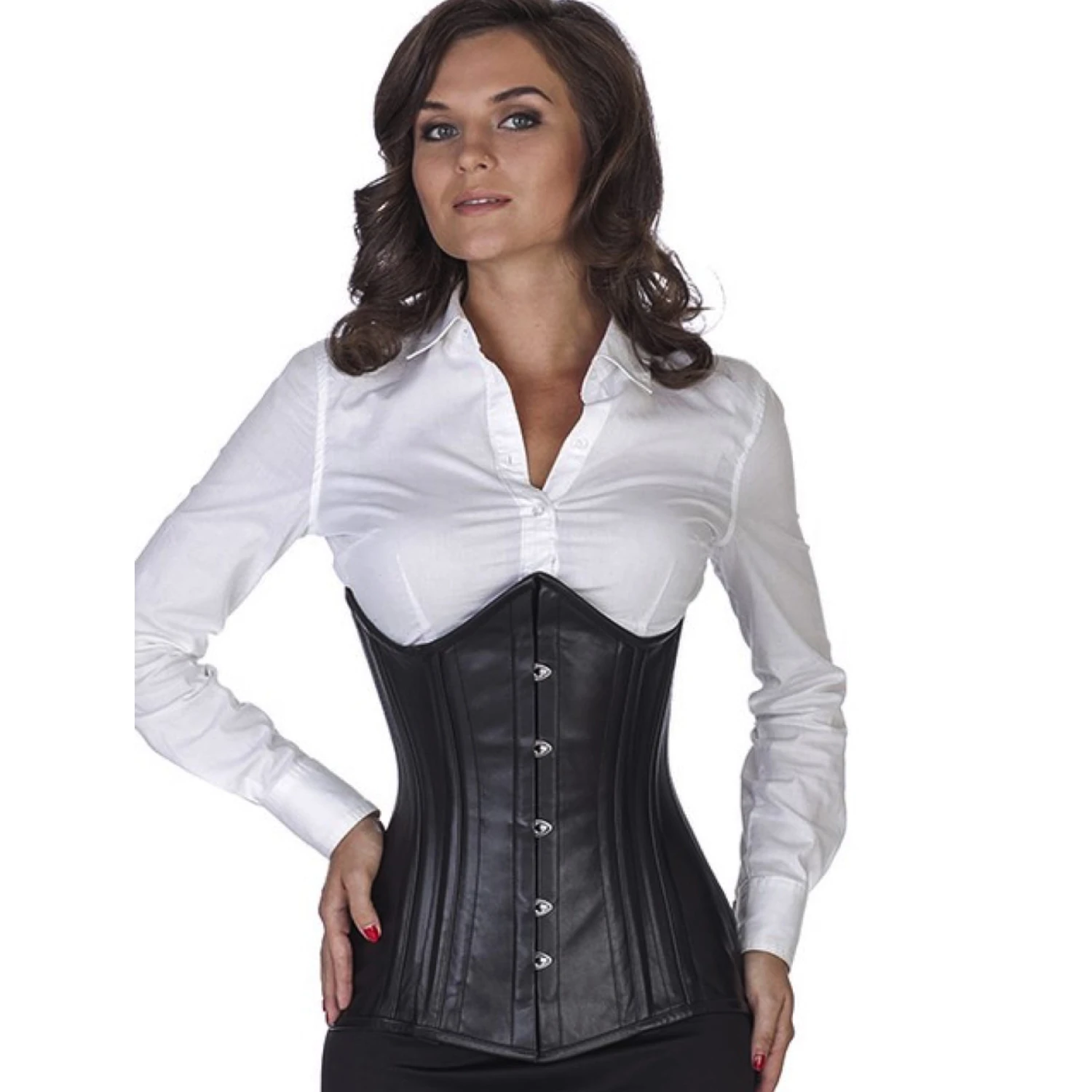Korsett Schwarz Unterbrust geschwungen Leder ln20 Modell trägt das geschwungene Unterbrust-Lederkorsett in schwarz. Echtes Schnürkorsett zur Taillenreduktion um bis zu 10cm, Vorderansicht.