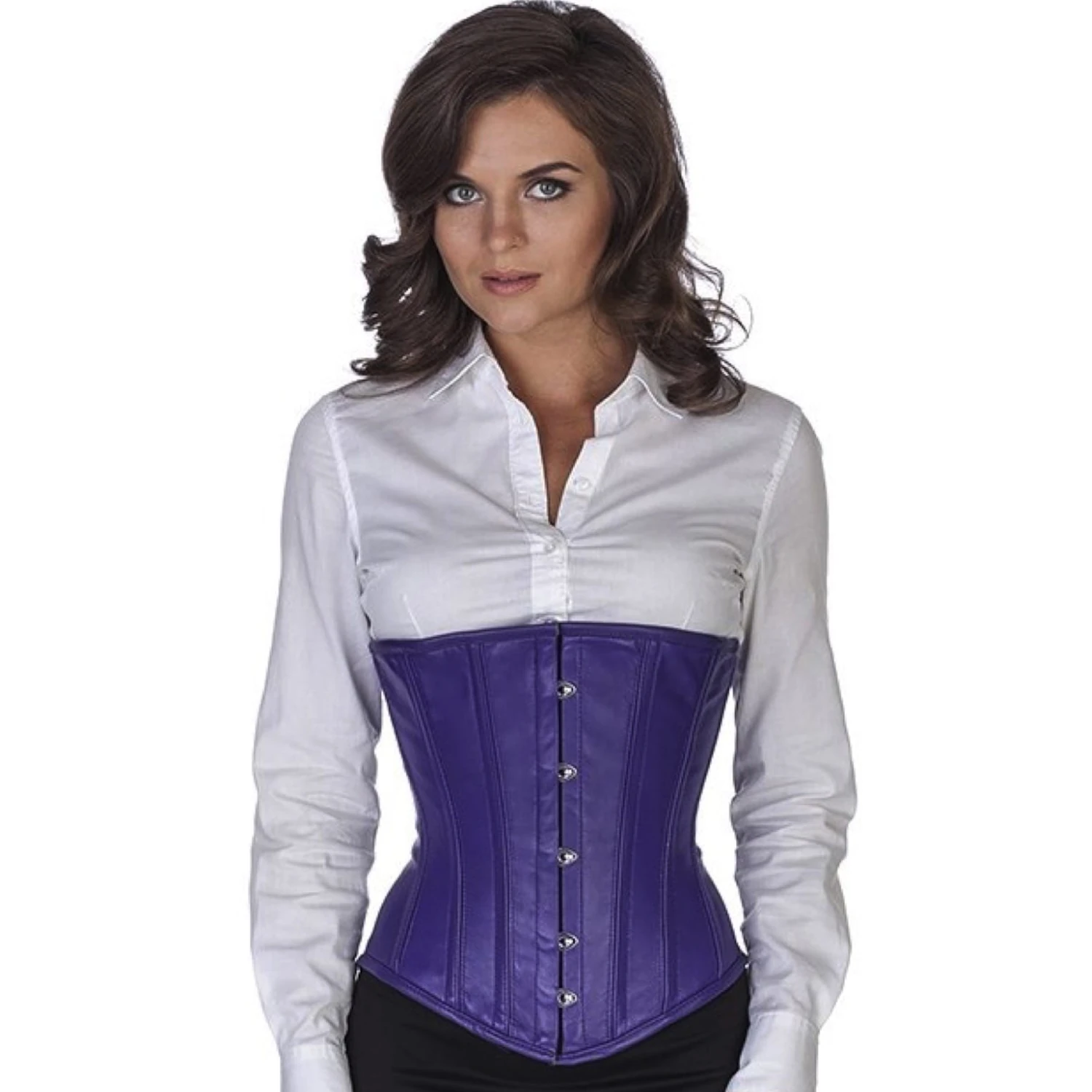 Korsett Violett Unterbrust Leder lu32 Modell trägt Lederkorsett Unterbrust in violett von vorne echtes Schnürkorsett für Taillenreduktion