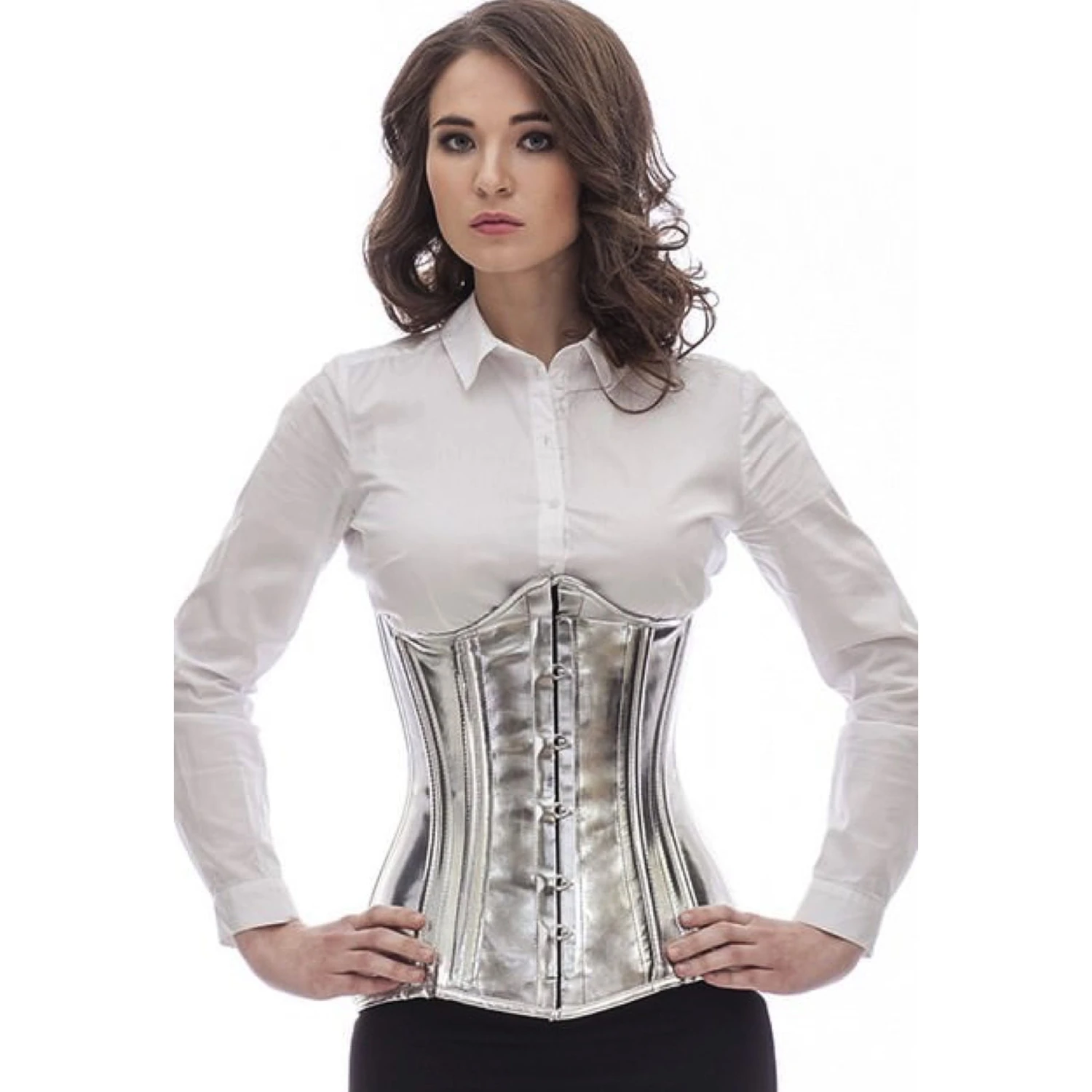 Korsett Unterbrust geschwungen Lack Silber Glitter pnG4 Modell zeigt ein elegantes oben geschwungenes Lack-Unterbrustkorsett in Silber Glitter mit Innenfutter aus Baumwolle