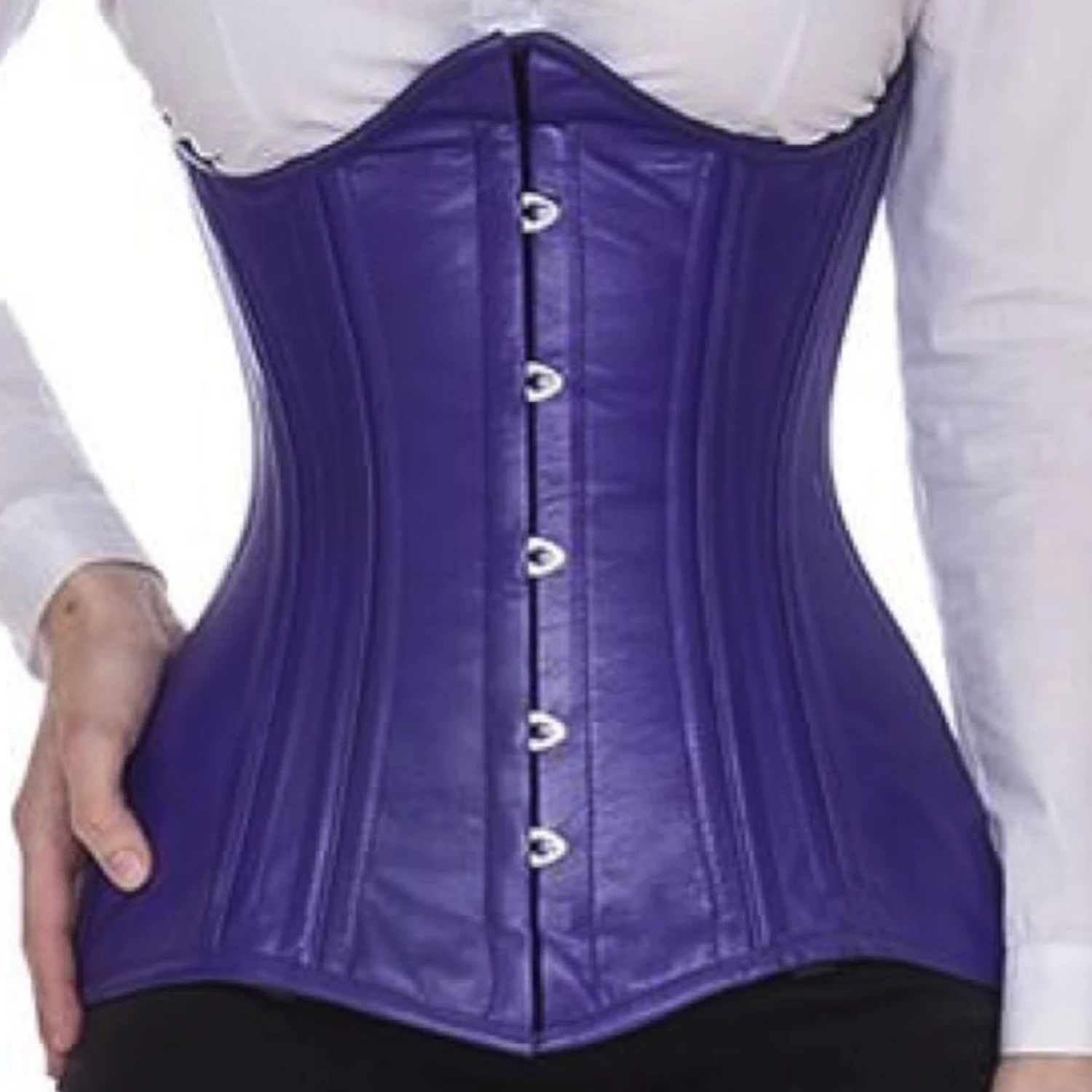Korsett Unterbrust geschwungen Leder Violett ln32 Lederkorsett als oben geschwungenes Unterbrustkorsett in violett aus echtem Leder, Vorderseite ohne Modell. Schnürkorsett zur Taillenreduktion.