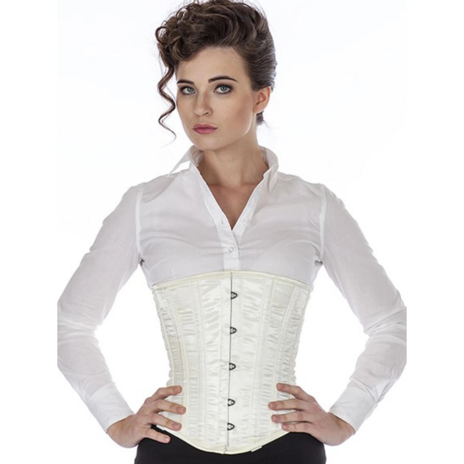 Korsett Unterbrust Satin Ivory su19 Modell trägt ein elegantes Satin-Unterbrustkorsett in ivory mit Innenfutter aus Baumwolle