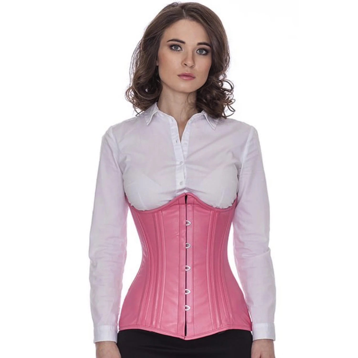 Korsett Unterbrust geschwungen Leder Rosa ln22 Modell trägt das geschwungene Unterbrust-Lederkorsett in pink. Echtes Schnürkorsett zur Taillenreduktion um bis zu 10cm, Vorderansicht.
