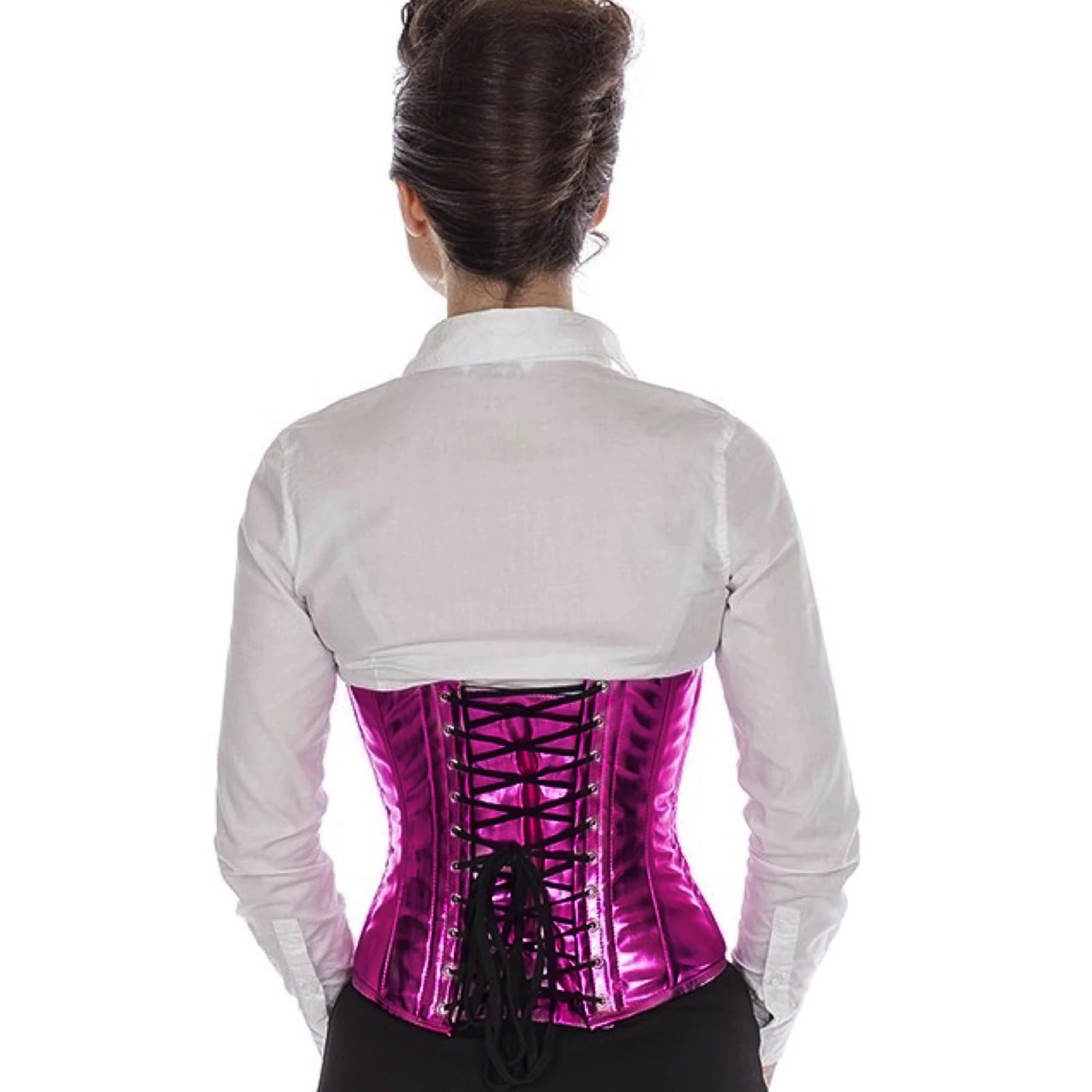 Rückansicht eines Modells im echten Lack-Schnürkorsett als Taillenkorsett in Pink glitter mit Rückenschnürung