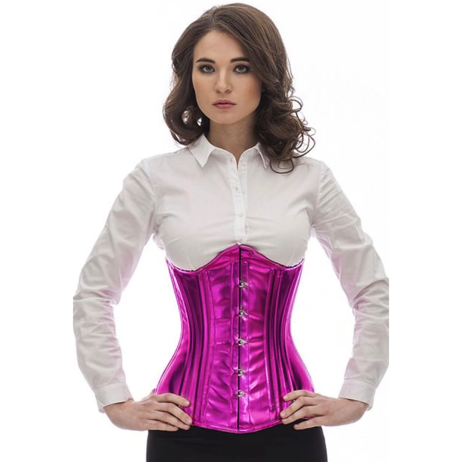 Modell zeigt ein elegantes oben geschwungenes Lack-Unterbrustkorsett in Pink Glitter mit Innenfutter aus Baumwolle