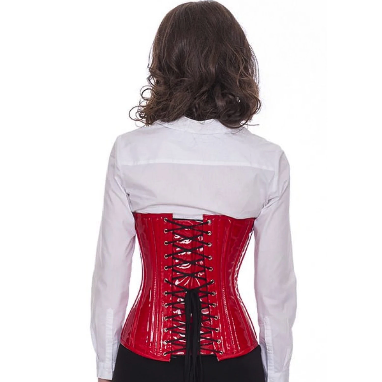 Korsett Unterbrust mit Schnallen Rot Lack pc71 Rückansicht am Modell für das Lackkorsett Unterbrustkorsett in rot mit klassischer Schnürung hinten und 14 Edelstahl-Korsettstangen.
