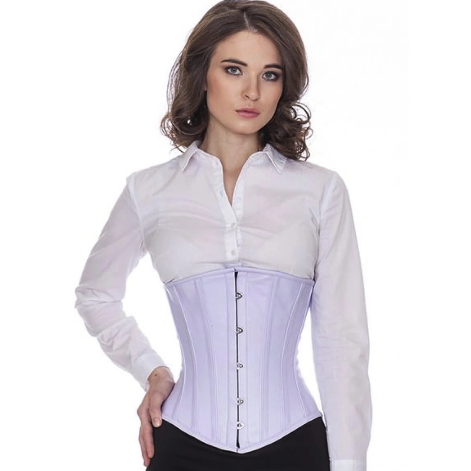 Korsett Hell Violett Leder Unterbrust lu39 Modell trägt Lederkorsett Unterbrust in hellviolett von vorne echtes Schnürkorsett für Taillenreduktion