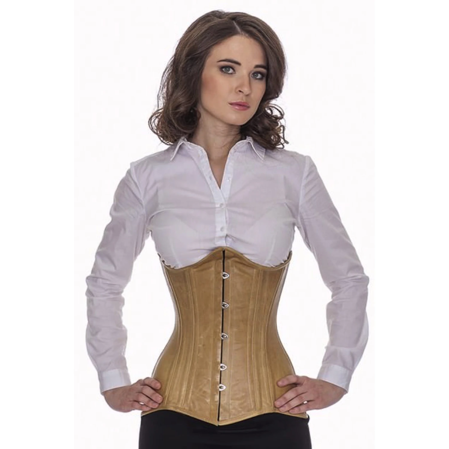 Modell trägt das geschwungene Unterbrust-Lederkorsett in beige. Echtes Schnürkorsett zur Taillenreduktion um bis zu 10cm, Vorderansicht.