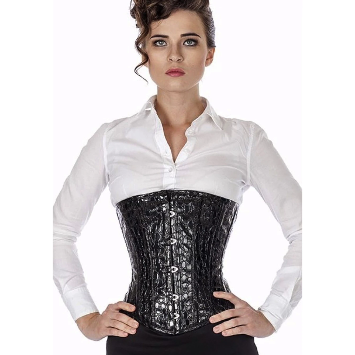 Korsett Unterbrust Schwarz Croco Lack puK0 Modell trägt ein klassisches Lack-Unterbrustkorsett in schwarz crocomuster mit Innenfutter aus Baumwolle