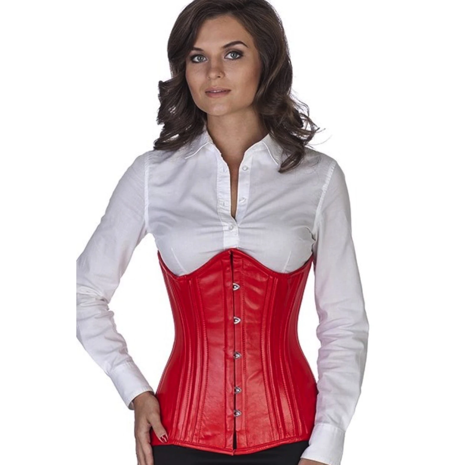 Korsett Leder Rot Unterbrust geschwungen ln23 Modell trägt das geschwungene Unterbrust-Lederkorsett in rot. Echtes Schnürkorsett zur Taillenreduktion um bis zu 10cm, Vorderansicht.