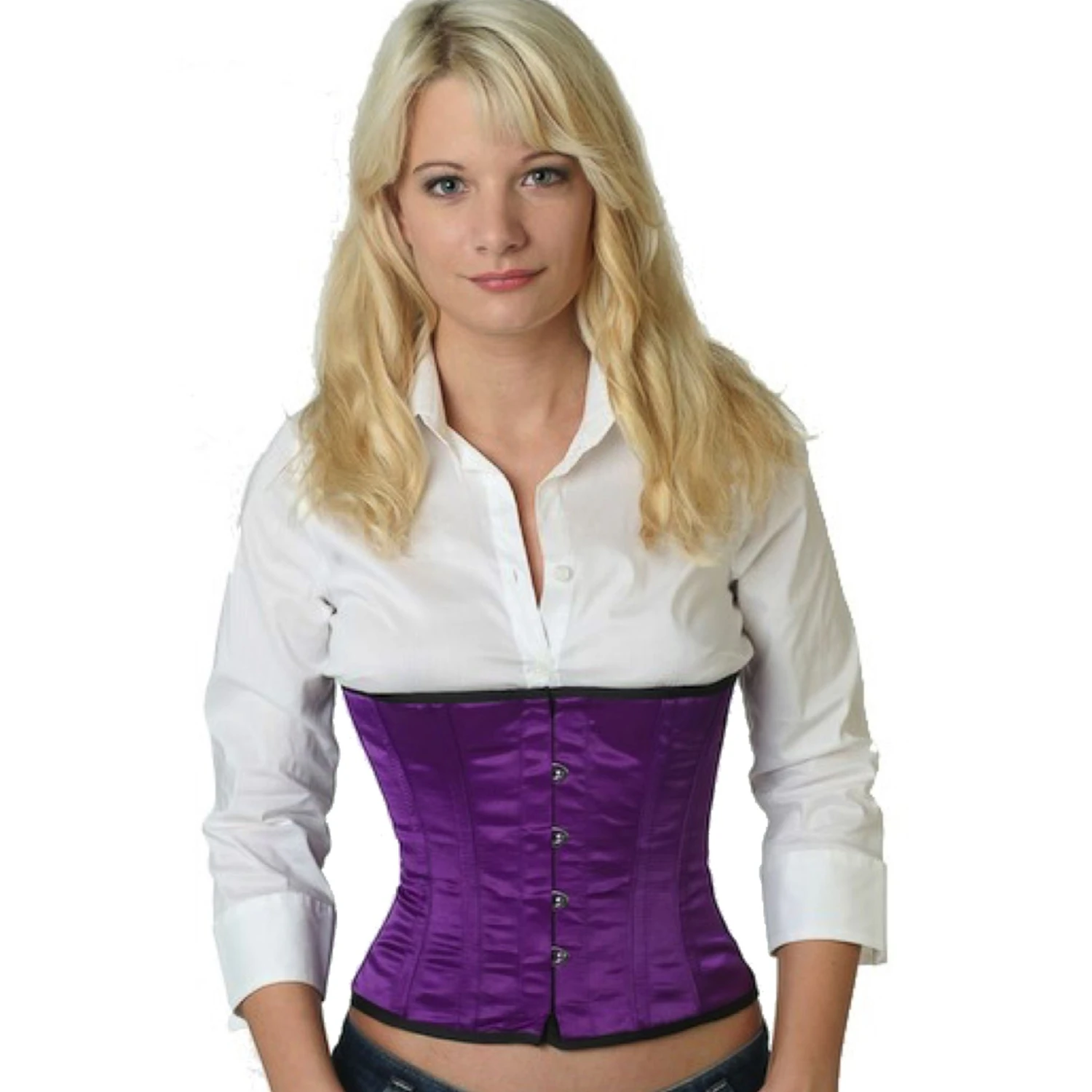 Modell trägt ein kurzes Satin-Taillenkorsett in violett mit Innenfutter aus Baumwolle
