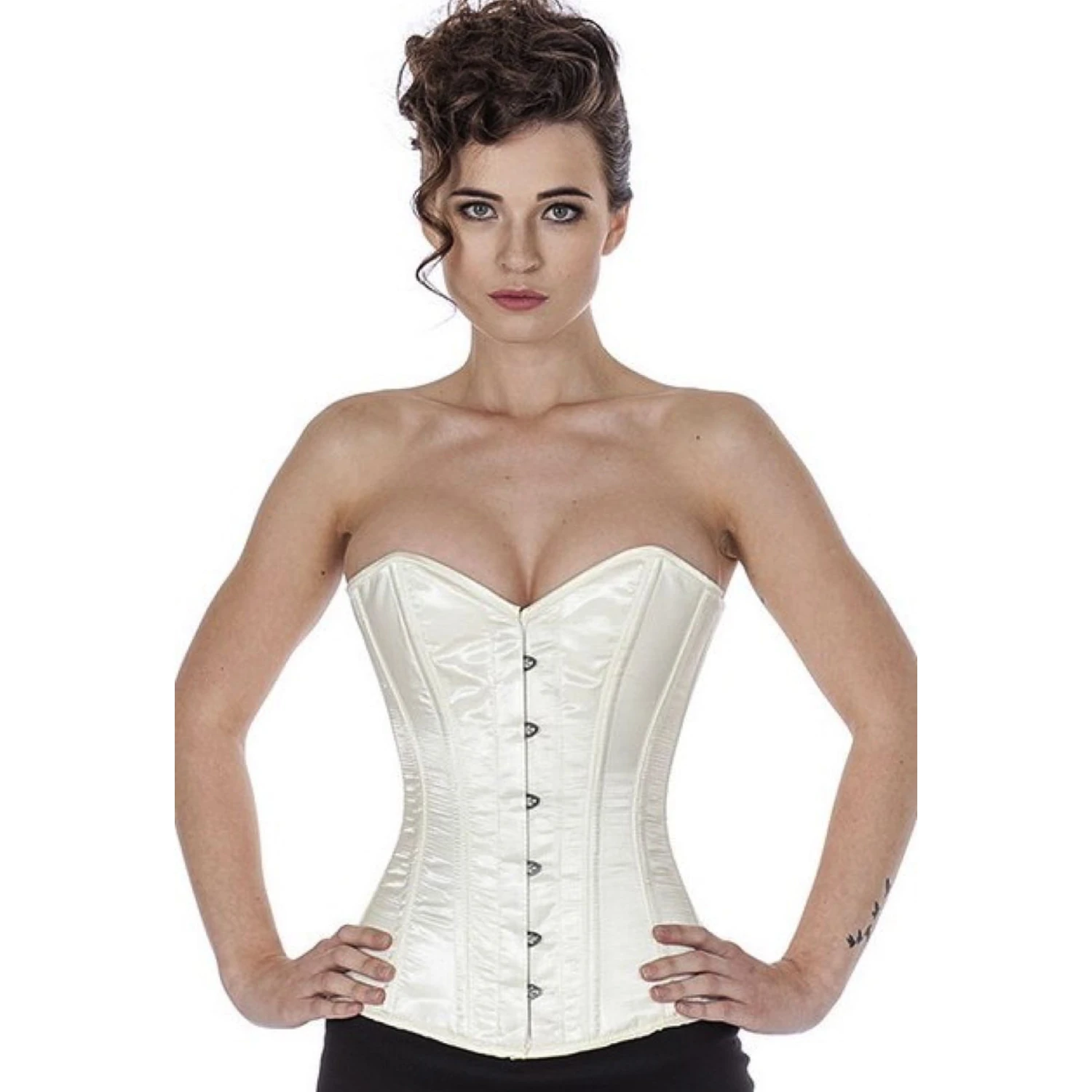 Modell trägt ein klassisches Satin-Vollbrustkorsett in ivory mit Innenfutter aus Baumwolle
