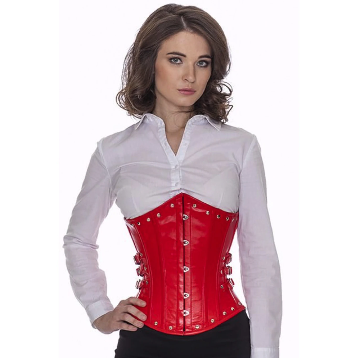 Korsett Rot Leder Unterbrust mit Nieten und seitlichen Schnallen lg23 Modell trägt ein rotes Leder-Unterbrustkorsett mit Nieten und seitlichen Schnallen Vorderansicht