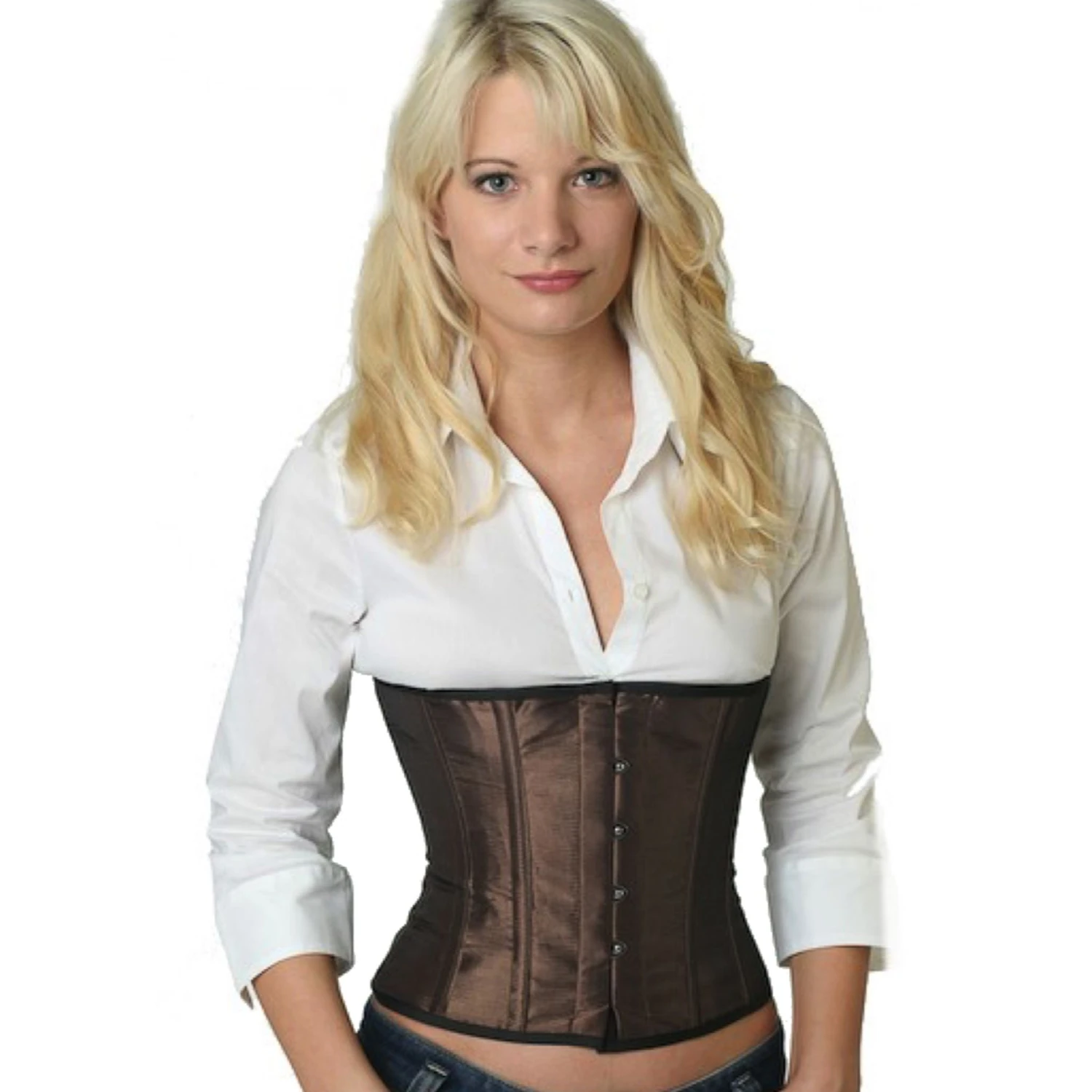 Modell trägt ein kurzes Satin-Taillenkorsett in teebraun mit Innenfutter aus Baumwolle